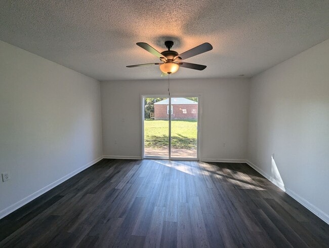 Building Photo - Newly Remodeled 2/1.5 Townhouse in Newport!