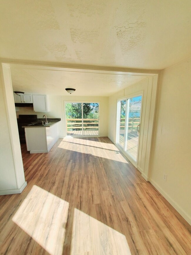 Building Photo - 3 Bedroom 2 Bath Single Family Home