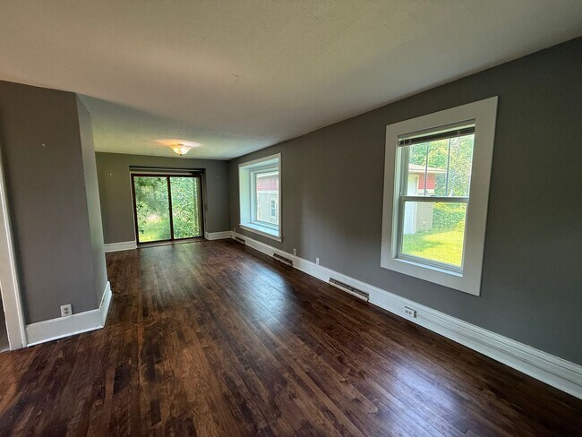 Building Photo - Charming 3-Bedroom Single Family Home in C...