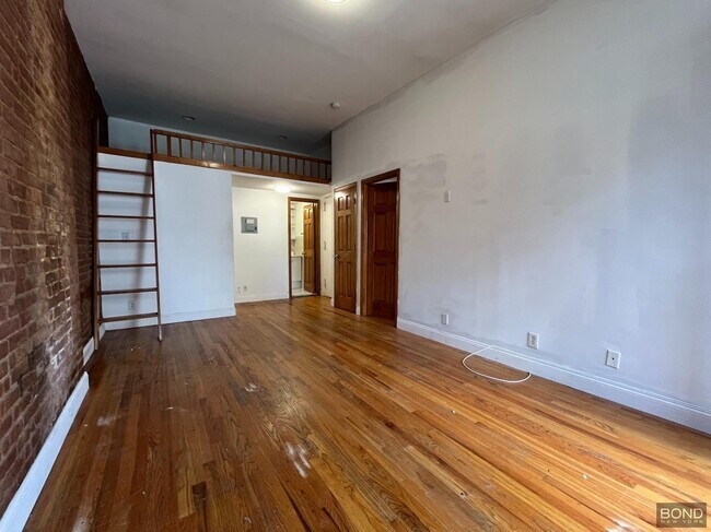 Building Photo - 31 W 75th St