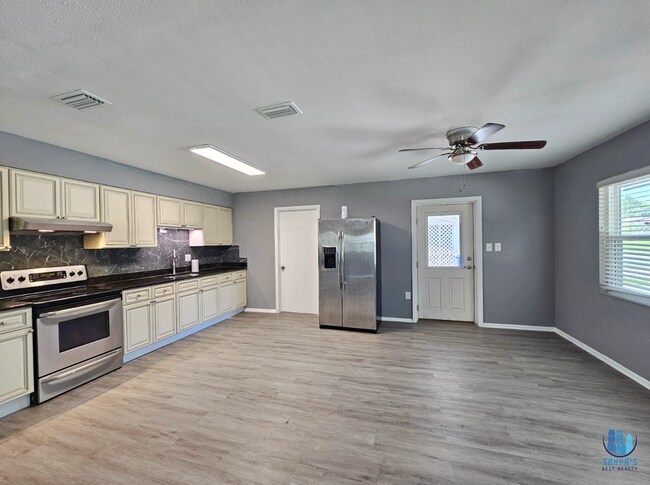 Building Photo - Charming 4 Bedrooms 3 Bathrooms Home for R...