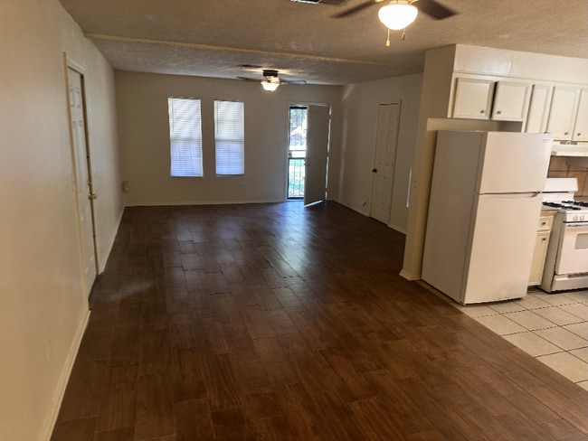 Photo - 106 E Woodcrest Dr House