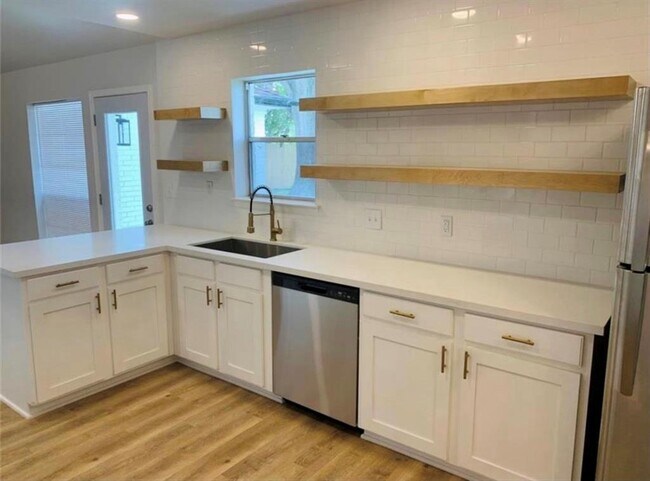 Foto del edificio - 7414 Redding Rd