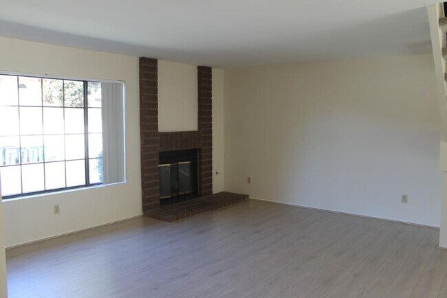 Building Photo - 3Bed/2.5Bath Townhome off Poinsettia!~ Bri...