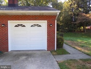 Building Photo - 1413 Cherokee Ln