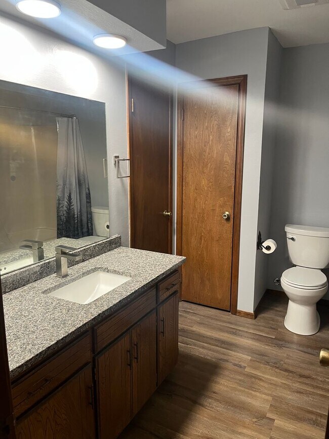 Foto del edificio - 5205 Parkwood Ave