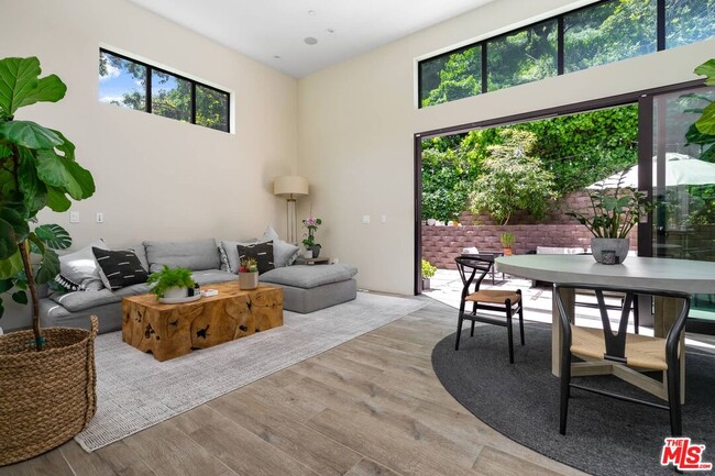 Foto del edificio - 939 N Beverly Glen Blvd