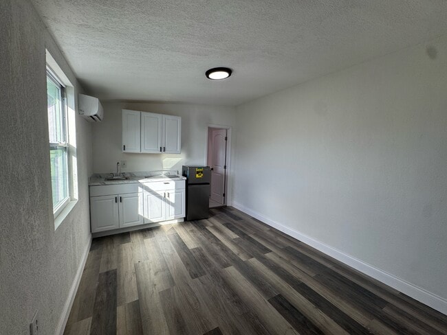 Building Photo - 585 Lindley Terrace