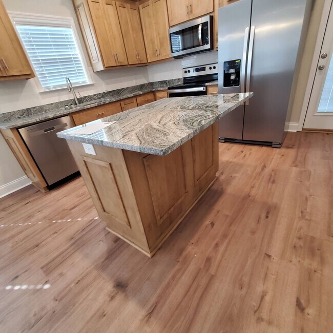 Building Photo - New 3/2 Home with Granite Countertops, Sta...
