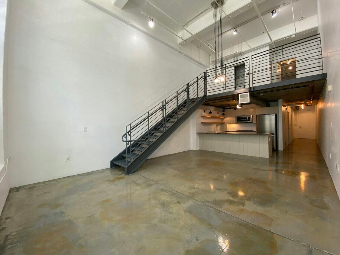 Primary Photo - 1130 Flower St