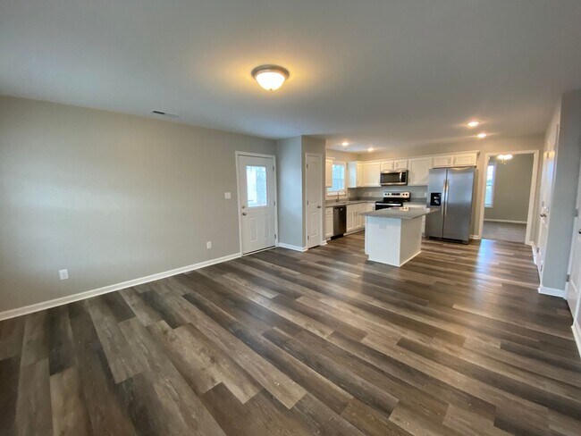 Building Photo - 3 BED 2 BATH SINGLE FAMILY HOME