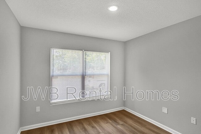 Building Photo - 1339 Hart St