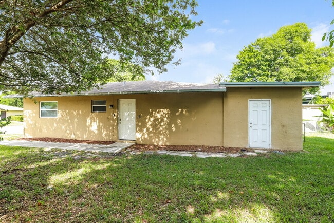 Building Photo - 5770 Bermuda Cir S