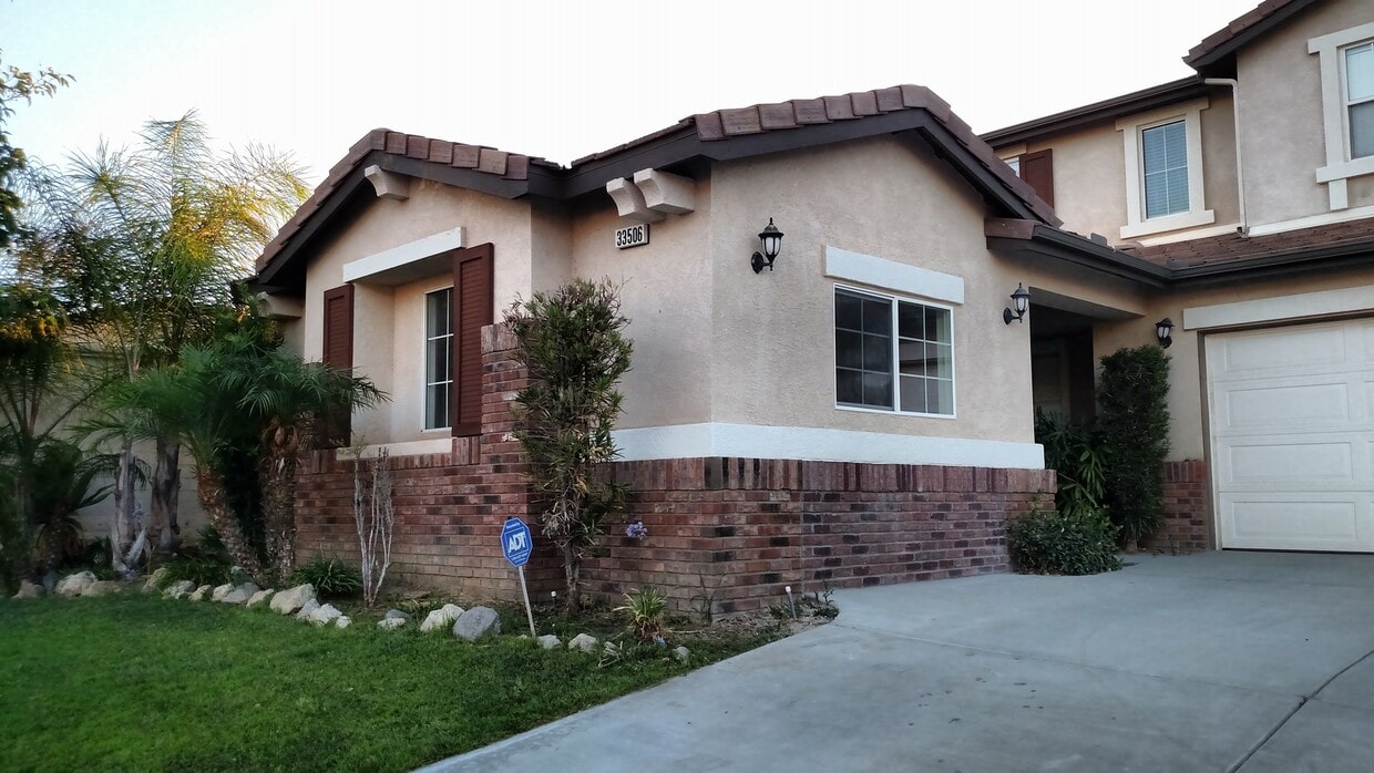 Building Photo - 1 Bedroom, 1 Bath Casita with Private Entrance - Includes Utilities (single woman preferred)