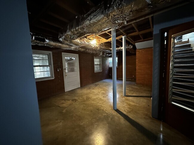 Building Photo - 713 Fowler Rd