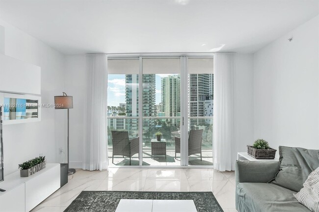 Building Photo - 1155 Brickell Bay Dr