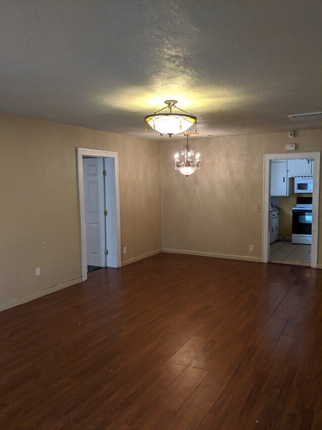 Building Photo - 506 E Springer Ave