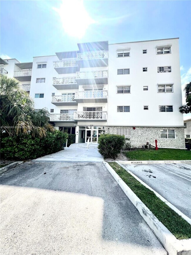 Foto del edificio - 9700 E Bay Harbor Dr