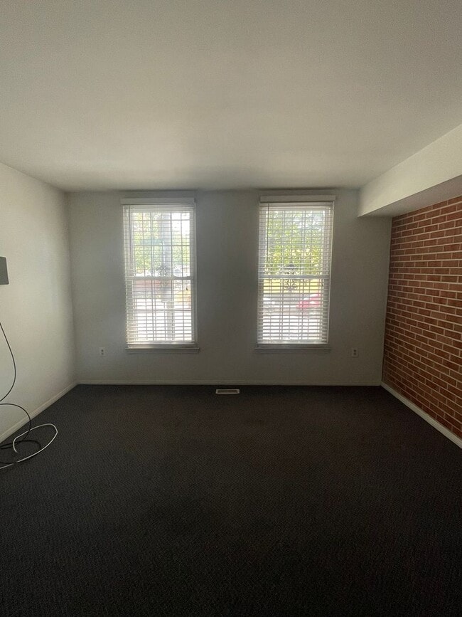 Building Photo - Lovely Washington Hill 3bd/2ba EOG Rowhome...