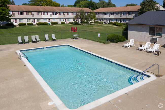 Piscina - Canton Gardens Apartments - Canton, MI