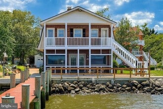 Building Photo - 2112 Lake Dr