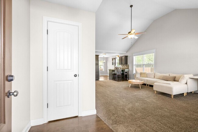 Foto del edificio - 3 Bedroom Home For Rent Near Post!