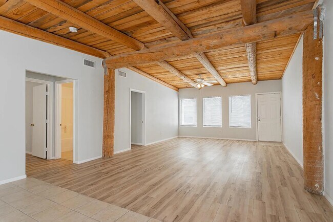 Foto del edificio - 1960 E Ambush St