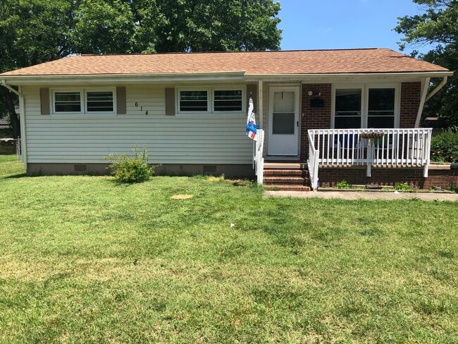 Cozy 3 bedroom 1 bath home in quiet neighborhood - 614 Roberts St