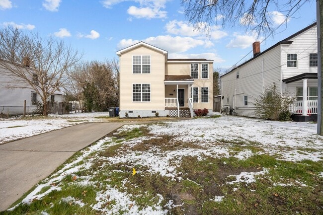 Building Photo - Portsmouth/5 bed 2 bath/Ready for quick move in!!