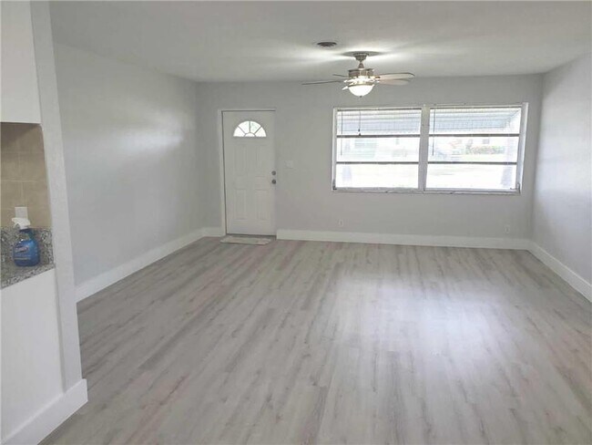 Building Photo - 2146 SW 14th St