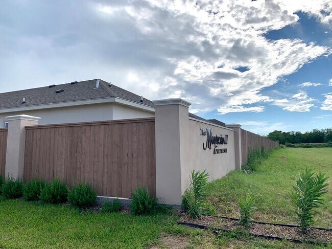 Building Photo - 2018 Summerland Ln