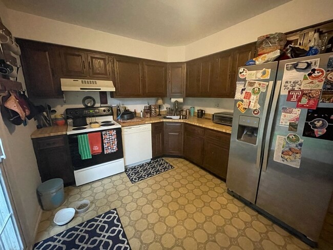 Kitchen - 1684 Bluebird Dr