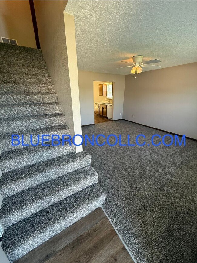 Building Photo - Spacious 4 bedroom unit with many features to love.