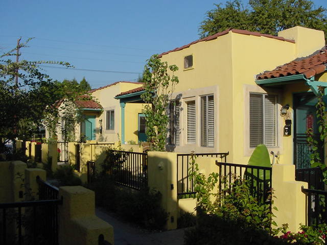 Foto principal - 1030 N Raymond Ave