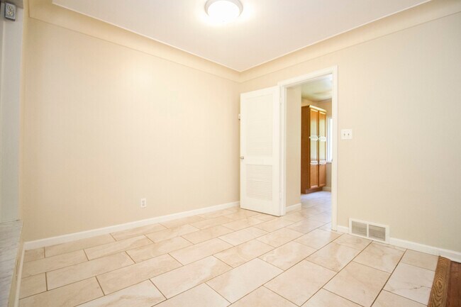 Building Photo - 1809 Sandringham Dr