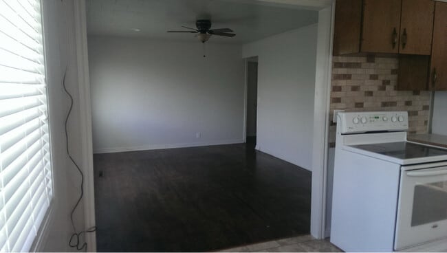 Building Photo - 205 500 E