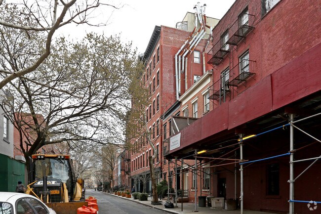 Building Photo - 33 Bethune St