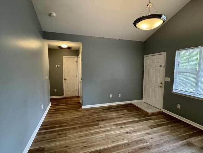 Foto del edificio - 3 BD/2 BA - Two Story Home in Mid-town Wil...