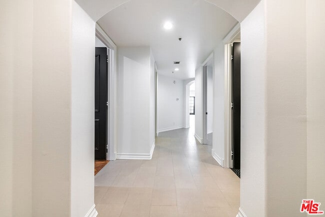 Building Photo - 120 S Palm Dr