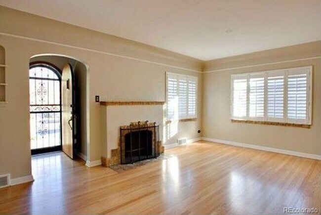 Foto del edificio - Two Bedroom Brick Tudor in Park Hill!