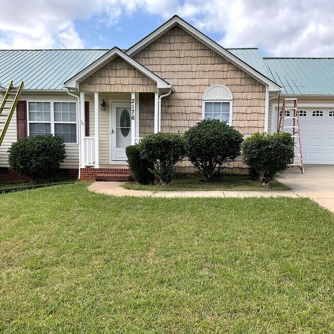 Foto del edificio - 3 Bedrooms, 2 Baths Home For Rent in Newton NC with 2 car garage
