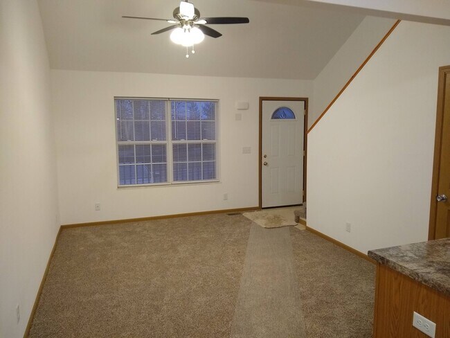 Sala de estar, vista desde la cocina/comedor. - Crown Pointe Townhomes - Shiloh