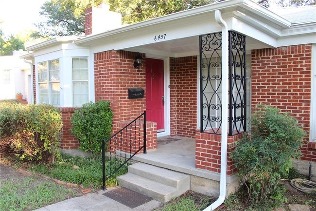 Foto del edificio - 6457 Rosemont Ave