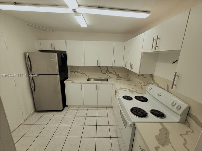 Foto del edificio - 13701 Kendale Lakes Cir