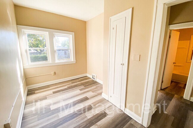 Foto del edificio - Spacious, newly updated, 1 bedroom with bo...