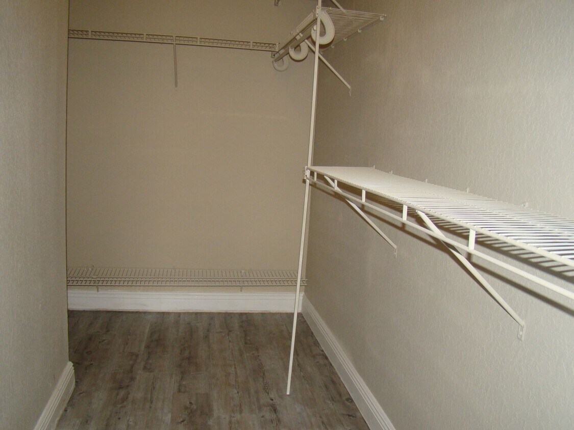Building Photo - Move-In Special: 1 Month Rent-FREE!