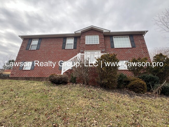 Building Photo - Spacious Split Level Home in Cave Spring