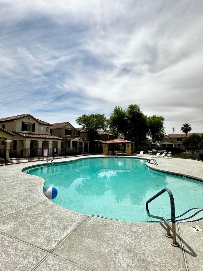 Building Photo - HIGHLY DESIRABLE FULLY FURNISHED 3 BEDROOM...