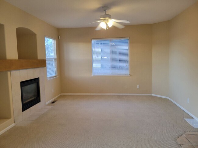 Building Photo - 3 Bedroom, 2.5 Bath Home with A/C - Availa...