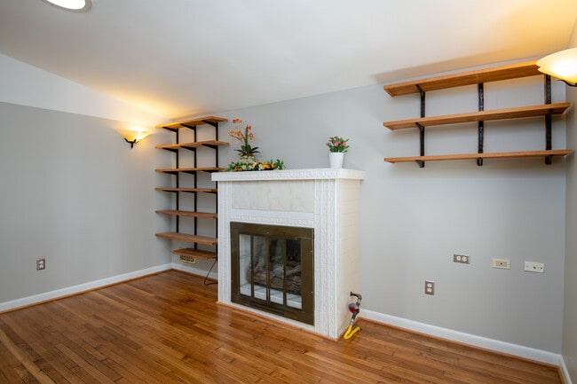 Building Photo - 318 Hillsboro Dr